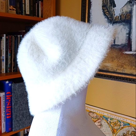 Accessories - CREAM WHITE HAT soft fuzzy one size winter bucket cloche Like New faux angora